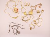 beaucoup de bijoux en or sur une surface blanche
