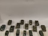 un ensemble de véhicules militaires miniatures posés sur une table blanche