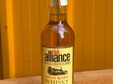 une photo d'une bouteille de whisky posée sur une table