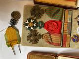 un grand nombre d'objets posés sur une table