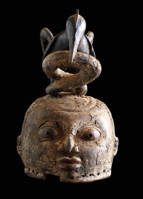sculpture représentant la tête d'une femme avec un serpent sur la tête