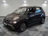 La Fiat Fiorin noire est garée sur un sol en carrelage à damier.