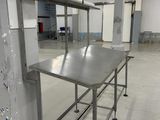 une grande table en métal au milieu d'une pièce