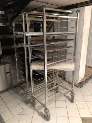 une photo d'une cuisine avec un étagère remplie de provisions
