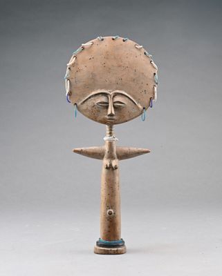 une image représentant une sculpture d'une femme portant un chapeau sur la tête
