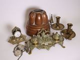 un grand nombre d'objets anciens posés sur une table