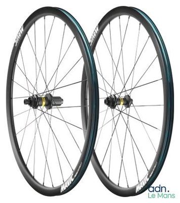 une paire de roues à rayons sur fond blanc