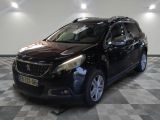 la photo d'une voiture noire garée sur un sol en damier