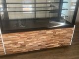 une photo d'une vitrine de magasin avec un parquet