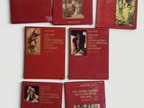 six livres rouges sur lesquels figurent les portraits d'un homme et d'une femme