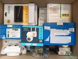 une boîte remplie d'appareils électroniques et d'autres objets qui s'y trouvent
