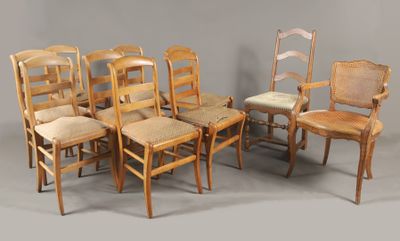 beaucoup de chaises alignées en cercle