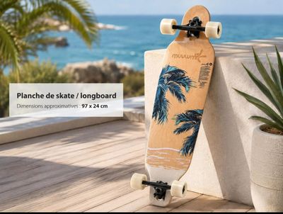 un skateboard appuyé contre un mur près de l'océan