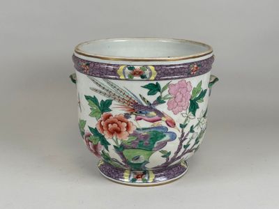 Grand cache-pot en porcelaine polychrome et or à deux prises… - Photo 1