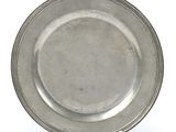 un plateau d'argent antique sur un support sur fond blanc