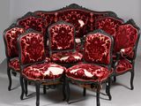 une photo d'un ensemble de six chaises rouges et noires