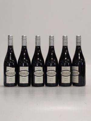six bouteilles de vin sont alignées sur une surface blanche