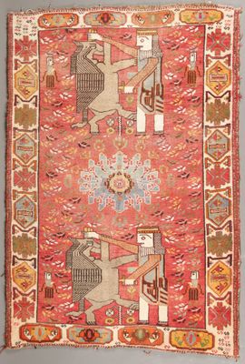 un vieux tapis sur lequel figurent une femme et un homme