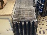 de nombreuses piles de disques par terre dans la cuisine