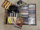 un panier rempli de DVD et de CD posé par terre