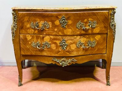 Commode galbée en placage de bois de rose marqueté de branch…