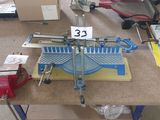 une table sur laquelle se trouve un numéro et des outils