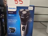 une boîte de rasoirs Philips sur une étagère dans un magasin