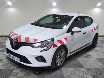 la voiture blanche est garée sur un sol en damier dans le garage