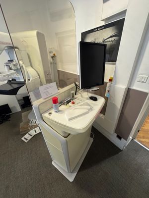 une salle de bain avec un lavabo et un miroir