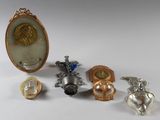 de nombreux objets en argent et en or posés sur un fond blanc