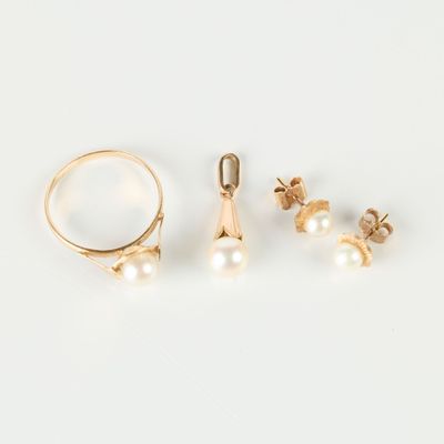 Ensemble de bijoux en or sertis de perles de culture: bague,… - Photo 1