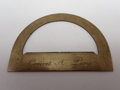 un gros plan d'une règle en bois sur laquelle figurent des inscriptions