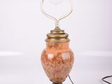 l'image d'une lampe posée sur une table