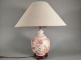une lampe posée sur une table et munie d'un abat-jour