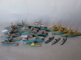 tout un tas de petits bateaux miniatures posés sur une table