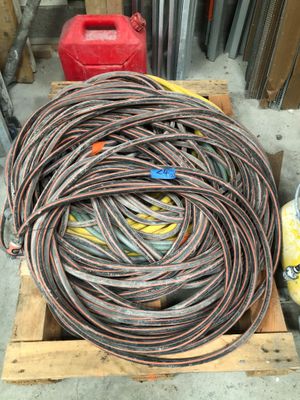 a large pile of wires on a pallet outside