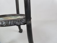 Guéridon tripode à tablette d'entre-jambe, en bois mouluré, … (photo 6)