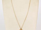 un collier en or avec une plaque d'identité autour du cou d'un mannequin