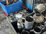 de nombreuses casseroles et poêles rangées dans un carton