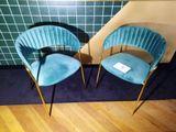 deux chaises placées l'une à côté de l'autre sur le sol