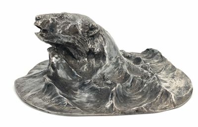 statue d'un ours posé sur un rocher, sur fond blanc