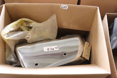 une boîte en carton remplie de nombreux objets