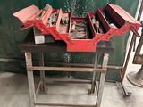 une table sur laquelle sont posés plusieurs outils