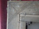 une photo d'une vieille porte en bois munie d'un loquet