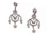 une paire de boucles d'oreilles en diamant sur fond blanc