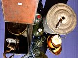 un grand nombre d'objets posés sur une table
