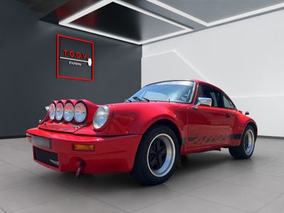 une photo d'une voiture de sport rouge garée dans un garage