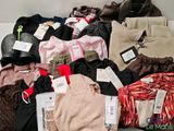 un tas de vêtements posés sur une table