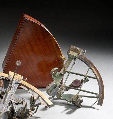 une petite maquette ancienne représentant une charrue et une boîte en bois