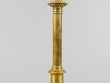 une lampe de table en laiton ancien avec un abat-jour en verre blanc
